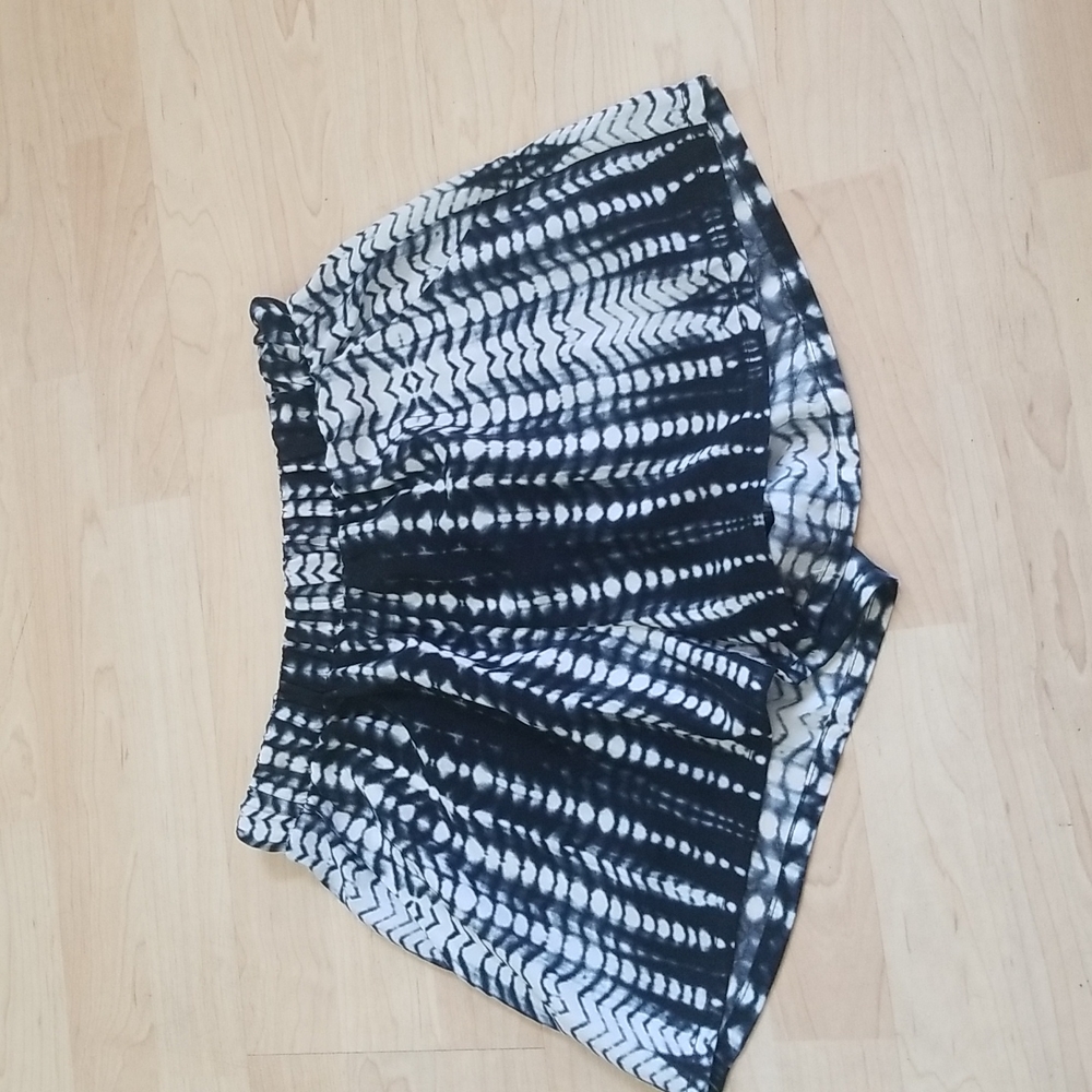 Tyche  Black & White Tie Dye Style Flowy Shorts Elastic Waist Band W Pockets